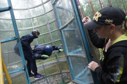 Пенсионер летает в аэродинамической трубе под руководством инструктора