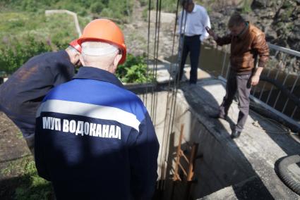 рабочие МУП Водоканал готовятся к замене 4-тонной задвижки на плотине Волчихинского водохранилица в Свердловской области