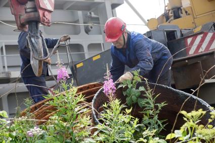 рабочие МУП Водоканал разбирают поднятую 4-тонную задвижку на плотине Волчихинского водохранилица в Свердловской области