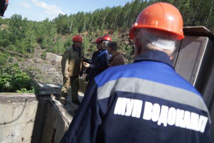 рабочие МУП Водоканал готовятся к замене 4-тонной задвижки на плотине Волчихинского водохранилица в Свердловской области