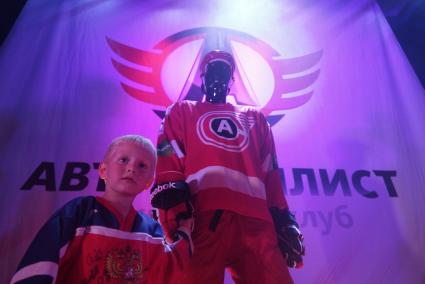Презентация новой спортивной формы для игроков хоккейного клуба \"Автомобилист\" в Екатеринбурге на встрече с болельщиками