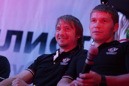 игроки хк автомобилист Игорь Емелеев (в центре), Алексей Симаков (справа)