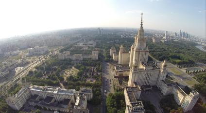 Виды Москвы. Ленинские горы. На снимке: Московский государственный университет (МГУ) имени М.В. Ломоносова.