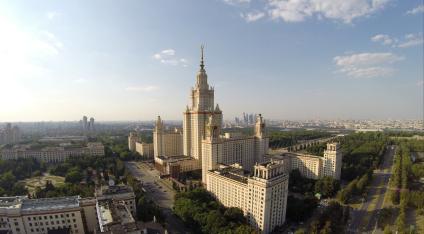 Виды Москвы. Ленинские горы. На снимке: Московский государственный университет (МГУ) имени М.В. Ломоносова.