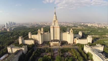 Виды Москвы. Ленинские горы. На снимке: Московский государственный университет (МГУ) имени М.В. Ломоносова.