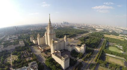 Виды Москвы. Ленинские горы. На снимке: Московский государственный университет (МГУ) имени М.В. Ломоносова.