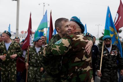 ветераны ВДВ  обнимаются перед шествием десантников в день ВДВ