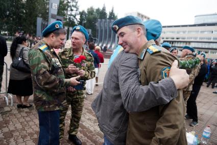 ветераны ВДВ  обнимаются перед шествием десантников в день ВДВ