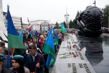 люди возлагают цветы к памятнику \"Черный тюльпан\" во время празднования дня ВДВ в Екатеринбурге