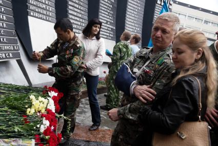 ветераны-десантники у памятника \"Черный тюльпан\" вспоминают погибших