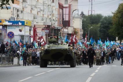 БТР-80 едет во главе шествия десантников во время празднования дня ВДВ