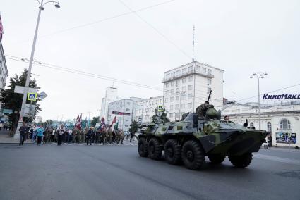 БТР-80 едет во главе шествия десантников во время празднования дня ВДВ