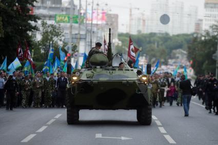 БТР-80 едет во главе шествия десантников во время празднования дня ВДВ