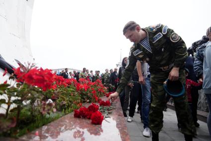 десантник возлагает цветы к памятнику \"Черный тюльпан\" во время празднования дня ВДВ в Екатеринбурге