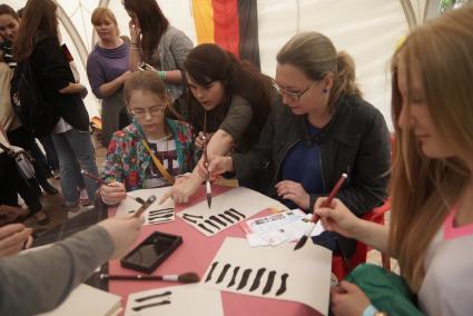 мастер-класс по калиграфии и написанию иероглифов на ярмарке fest в Екатеринбурге