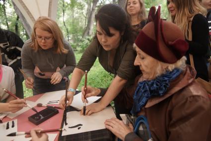 мастер-класс по калиграфии и написанию иероглифов на ярмарке fest в Екатеринбурге