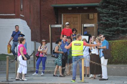 Красная площадь. Туристы около Спасской башни.