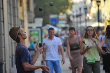 Улица Старый Арбат. На снимке: жонглер развлекает людей.