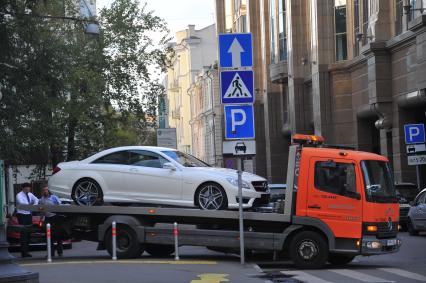 Улица Воздвиженка. На снимке:  автомобиль мерседес на эвакуаторе.