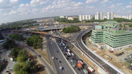 Виды Москвы. Автомобили едут по Боровскому шоссе.