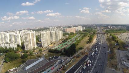 Виды Москвы. Автомобили едут по Боровскому шоссе.