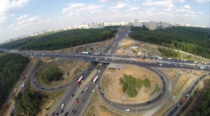 Виды Москвы. Автомобили едут по Киевскому шоссе.