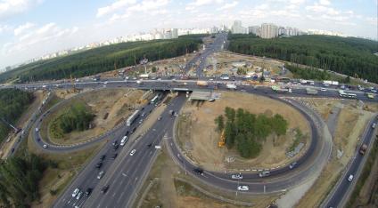 Виды Москвы. Автомобили едут по Киевскому шоссе.