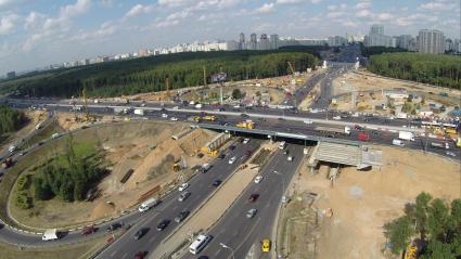 Виды Москвы. Автомобили едут по Киевскому шоссе.