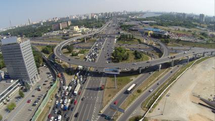 Виды Москвы. Автомобили едут по Ленинградскому проспекту.