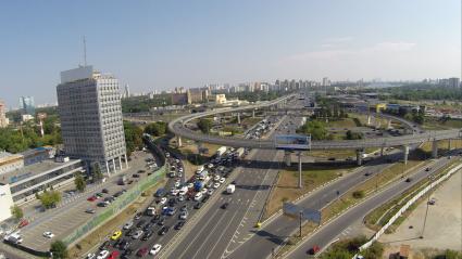 Виды Москвы. Автомобили едут по Ленинградскому проспекту.