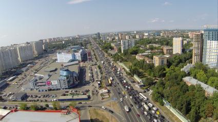 Виды Москвы. Автомобили едут по Ленинградскому проспекту.