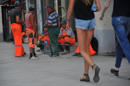 Гастарбайтеры на улице Покровка.