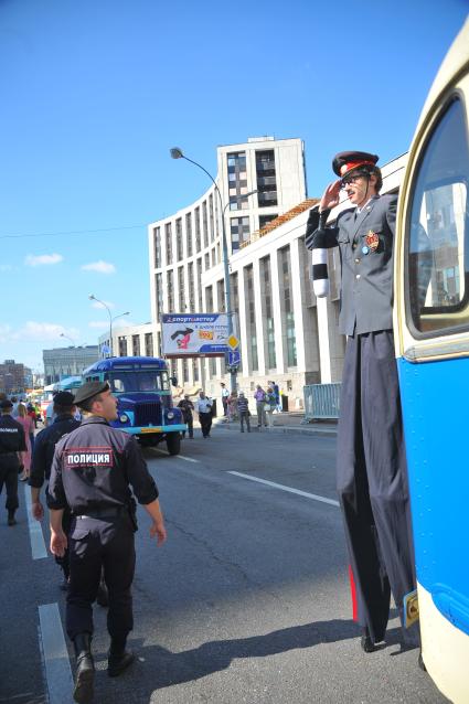 Парад автобусов, посвященный 90-летию со дня открытия регулярного автобусного сообщения в столице. На снимке: полиция