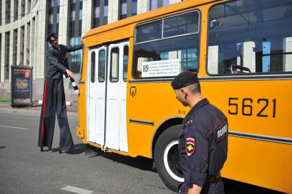 Парад автобусов, посвященный 90-летию со дня открытия регулярного автобусного сообщения в столице. На снимке: полицейский регулирует движение автобусов.