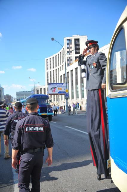 Парад автобусов, посвященный 90-летию со дня открытия регулярного автобусного сообщения в столице. На снимке: полиция