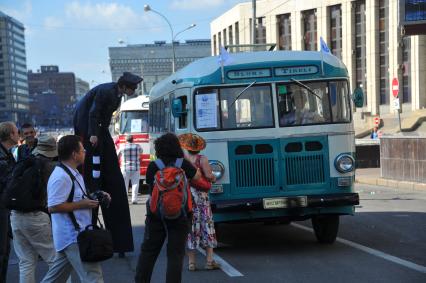 Парад автобусов, посвященный 90-летию со дня открытия регулярного автобусного сообщения в столице. На снимке: полицейский заглядывает в салон  ретро - автобуса.