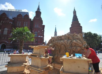 Площадь Революции. Фестиваль `Московское варенье`. На снимке:  создание скульптуры из песка.