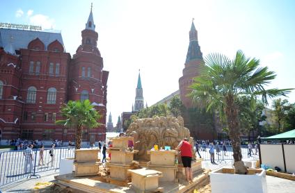 Площадь Революции. Фестиваль `Московское варенье`. На снимке: создание скульптуры из песка.