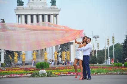 ВДНХ. На снимке: молодожены позируют фотографу.