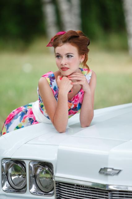 Массовая фотосессия в стиле пин-ап в Ставрополе. Девушка у автомобиля.