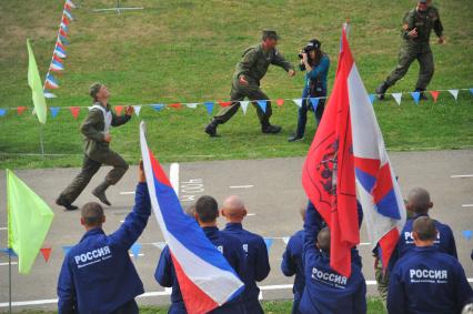 Всеармейские соревнования `Танковый биатлон - 2014`. Полигон Алабино. На снимке: российские танкисты - участники спортивного этапа соревнований.