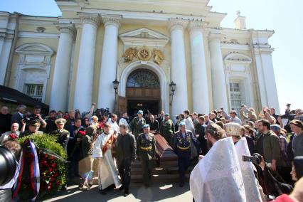 Похороны режиссера Алексея Балабанова. На снимке: вынос гроба из собора.