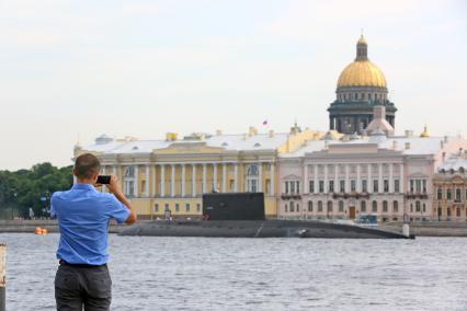 Подводная лодка в центре Санкт-Петербурга во время подготовки к празднованию дня ВМФ.