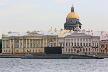 Подводная лодка в центре Санкт-Петербурга во время подготовки к празднованию дня ВМФ.