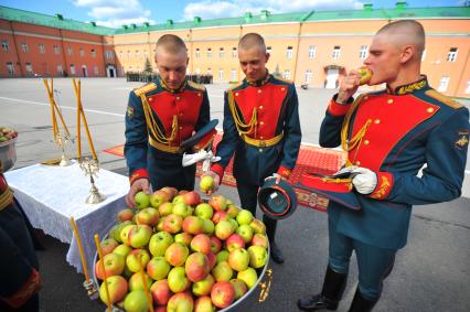 Празднование Дня Лейб-гвардии в День Преображения Господня на территории 154 отдельного комендантского Преображенского полка.