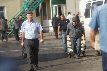 рабочий 4-й овощебазы в Екатеринбурге везет тележку с овощами