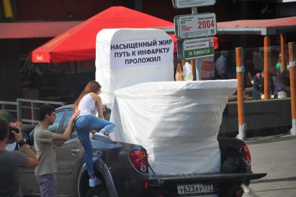 Активисты общественной организации `Правда о еде` представили проект `Памятника насыщенным жирам` у ресторана `Макдоналдс` у Пушкинской площади. На снимке: надпись на `унитазе` - `Насыщенный жир путь к инфаркту проложил`.