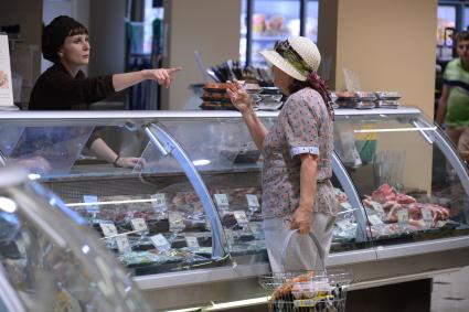Магазин `Соседушка` в Оренбурге. На снимке: женщины изучают мясо.