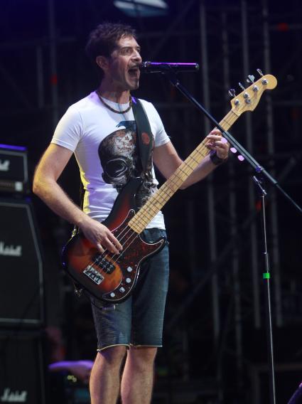 Лидер музыкальной группы `Ногу свело` Максим Покровский на фестивале `KUBANA-2014`.