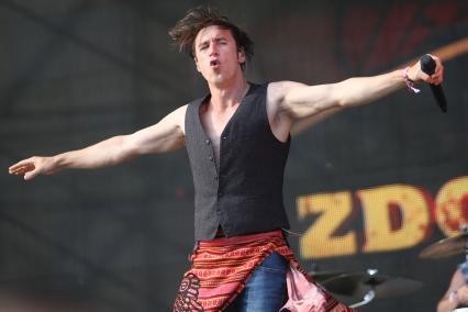 Лидер молдавской музыкальной рок-группы `Zdob si zdub` Роман Ягупов на фестивале `KUBANA-2014`.